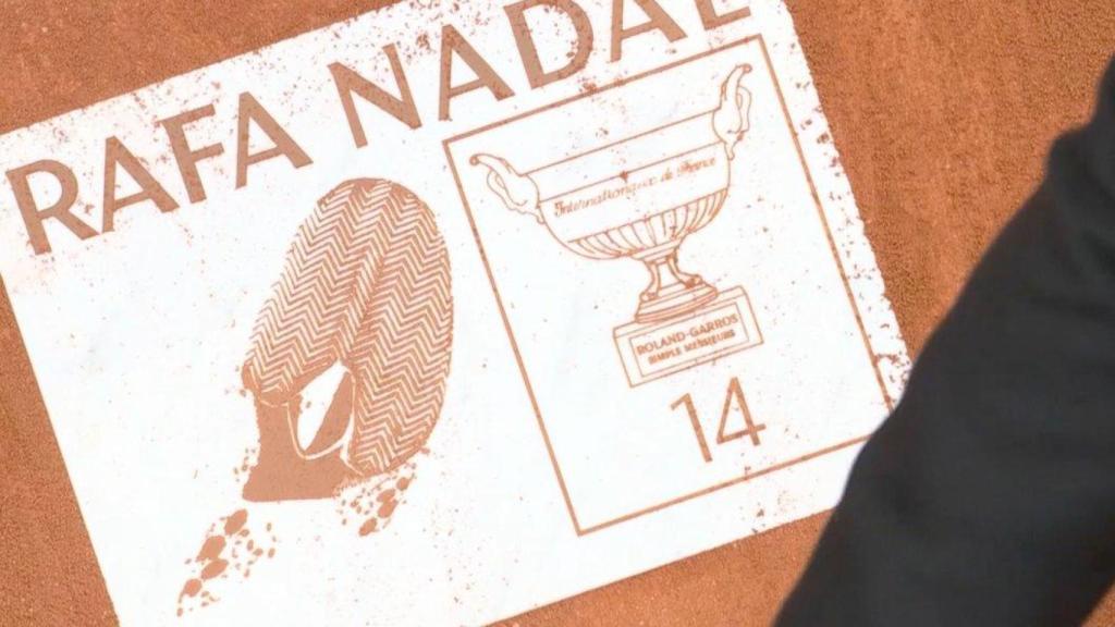 La placa con la huella de Rafa Nadal que decorará para siempre la Pista Central de Roland Garros