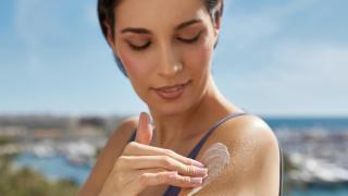 Los errores más comunes al cuidar la piel en verano y cómo evitarlos: tu cita con SkinClinic