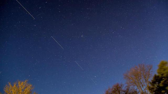 Los satélites de Starlink vistos desde Dinamarca.