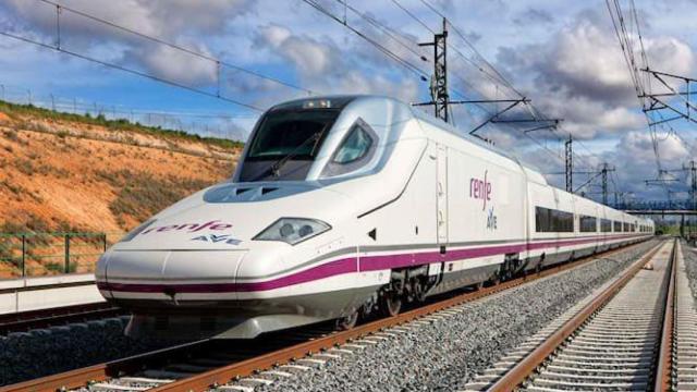 AVE a su paso por Medina del Campo