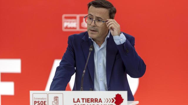El secretario general del PSOE de Extremadura, este lunes.