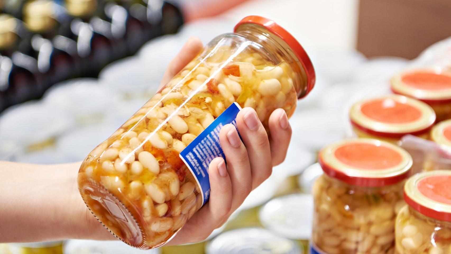 Un bote de alubias blancas cocidas.