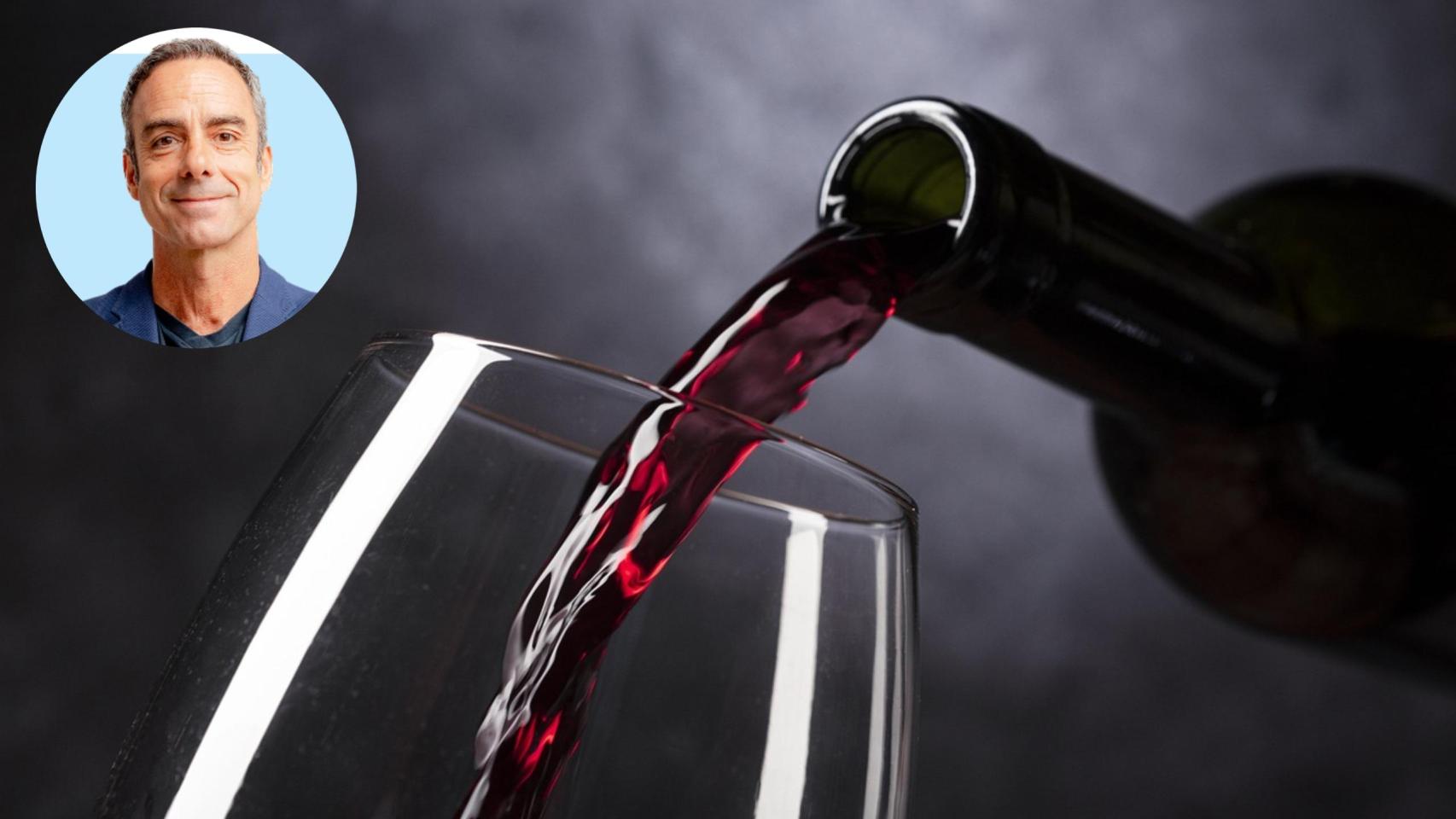 Javier Molina en un montaje con una botella de vino.