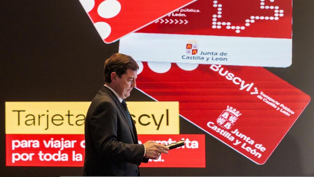 El presidente de la Junta de Castilla y León, Alfonso Fernández Mañueco, durante la presentación de la tarjeta Buscyl