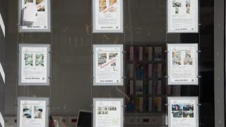 Anuncios de pisos en venta en una inmobiliaria