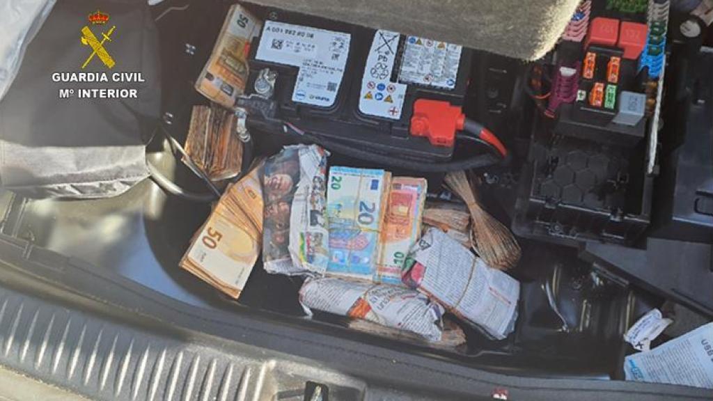 Dinero hallado en el vehículo.