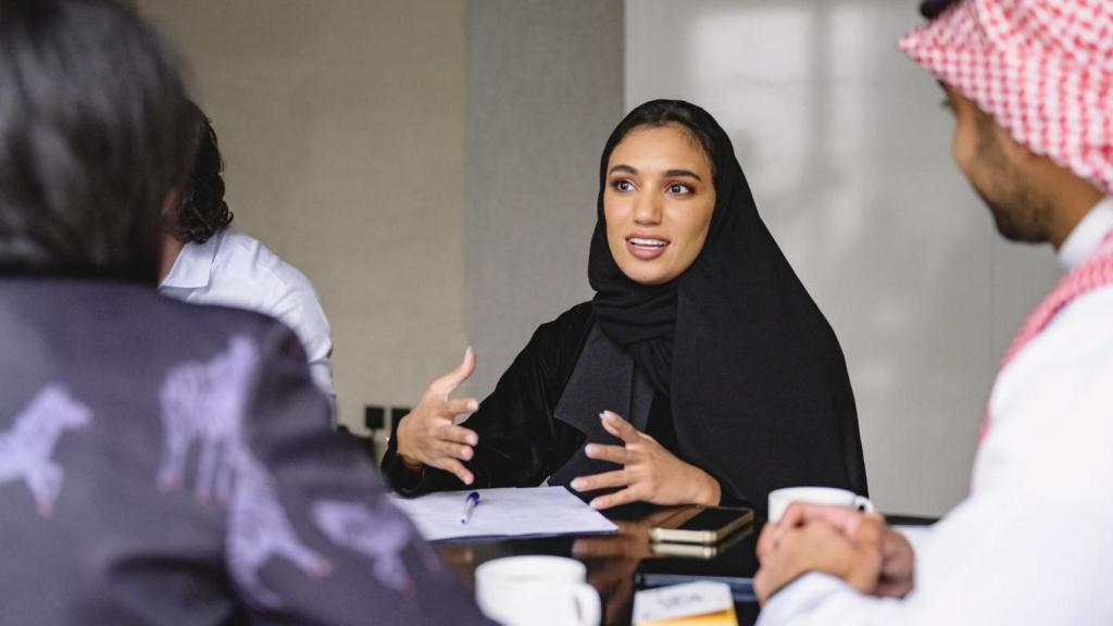 Mujer joven saudí que podría disfrutar de su propiedad privada a través de Bitcoin.