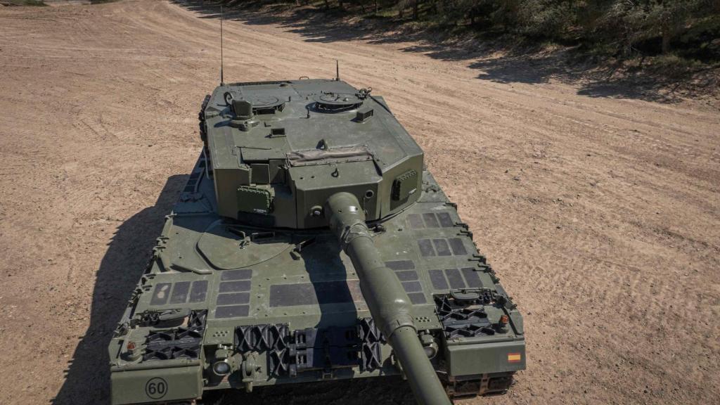 Dos componentes del radar Nemus de Indra integrados en un tanque Leopard