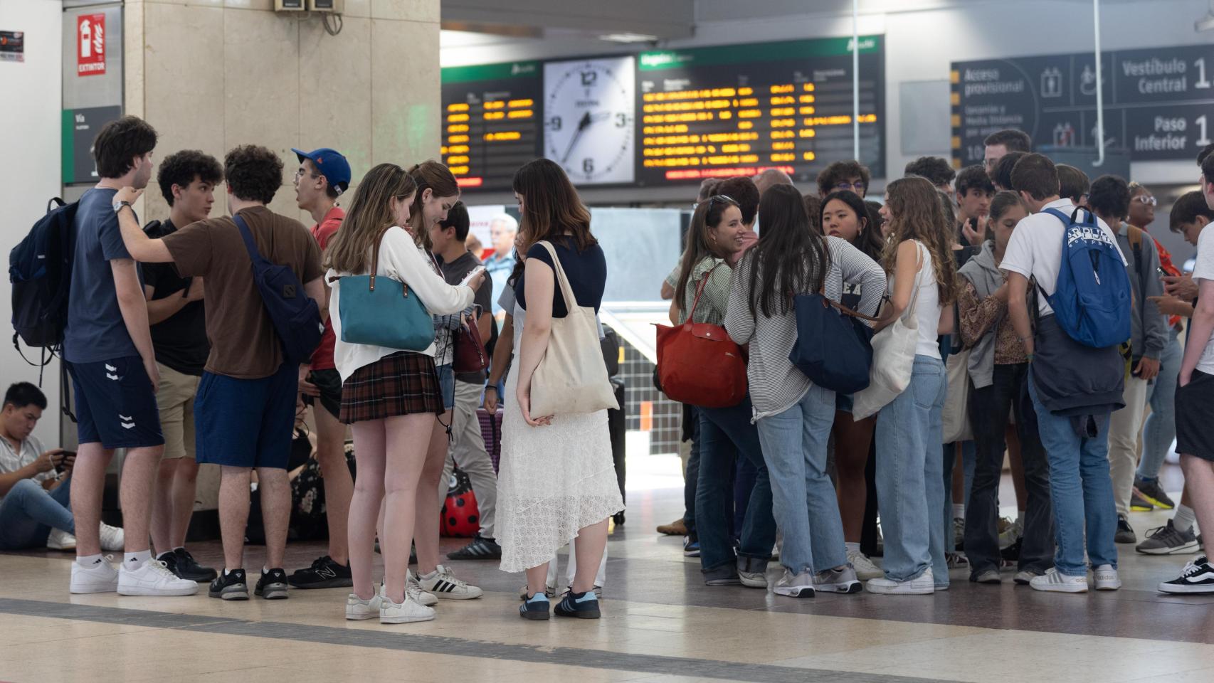 Varias personas en la estación de Chamartín.
