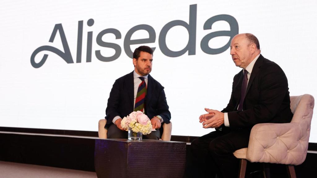 Jaime E. Navarro, de Aliseda, y el economista Gonzalo Bernardos, durante el evento.