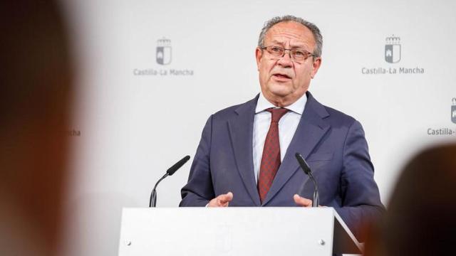 El consejero de Hacienda, Juan Alfonso Ruiz Molina, en rueda de prensa en el Palacio de Fuensalida.