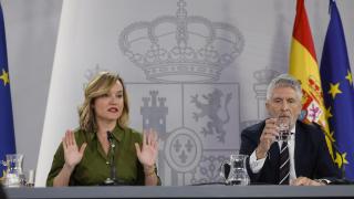 La ministra de Educación, Pilar Alegría, en la rueda de prensa posterior a la reunión del Consejo de Ministros este martes en Moncloa, acompañada de Fernando Grande-Marlaska..