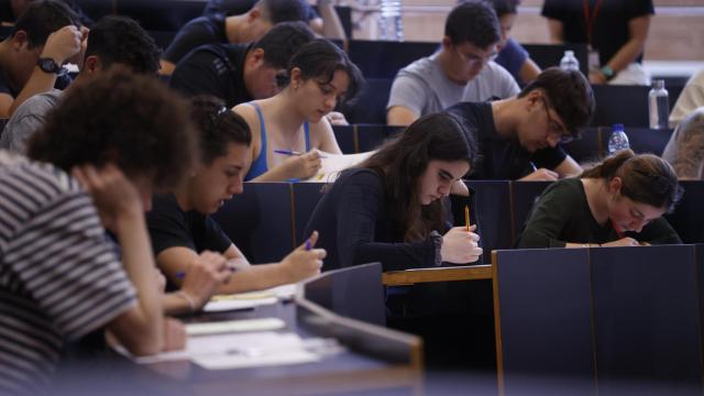 Alumnos realizando la Selectividad