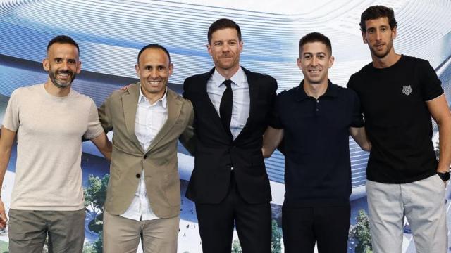 De izq. a der., Camenforte-López (preparador), Parrilla (segundo), Xabi Alonso, Encinas (asistente) y Labaien (analista)