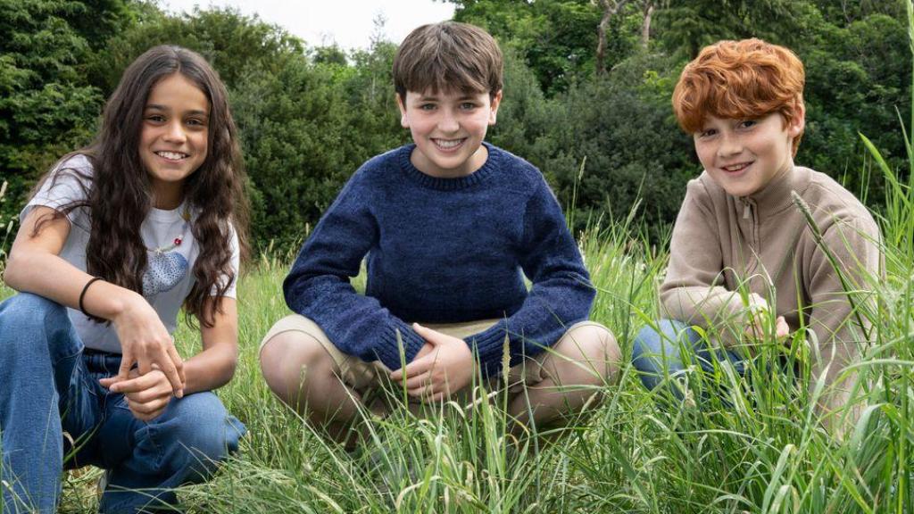 De izquierda a derecha: Arabella Stanton (Hermione Granger), Dominic McLaughlin (Harry Potter) y Alastair Stout (Ron Weasley). Foto: HBO Max