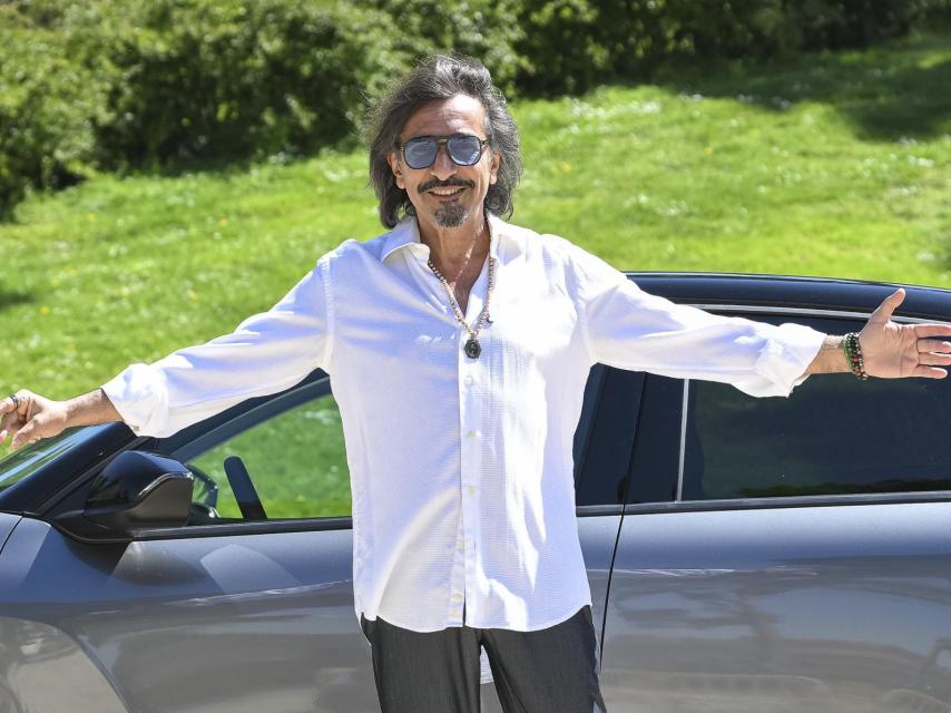 Antonio Carmona, feliz, posando con el nuevo modelo Citroën.
