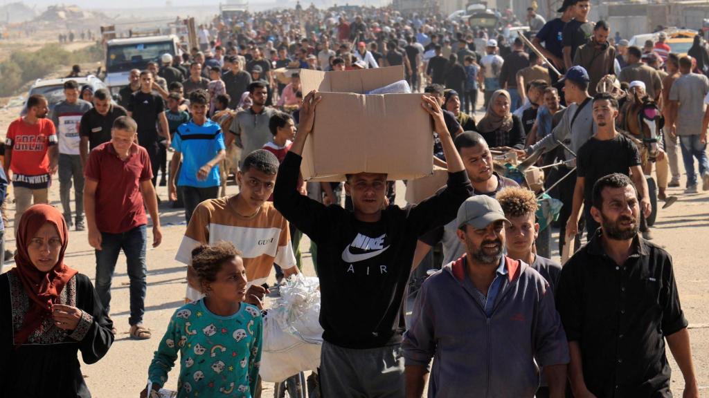 Palestinos que buscan ayuda se reúnen cerca de un centro de distribución de ayuda administrado por la Fundación Humanitaria de Gaza, respaldada por Estados Unidos , en Rafah, en el sur de la Franja de Gaza, el 27 de mayo de 2025.