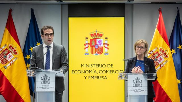 El ministro de Economía, Carlos Cuerpo, y la comisaria de Servicios Financieros, Maria Luis Alburquerque, durante una reunión en Madrid
