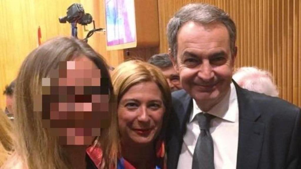Leire Díez posa junto a José Luis Rodríguez Zapatero.