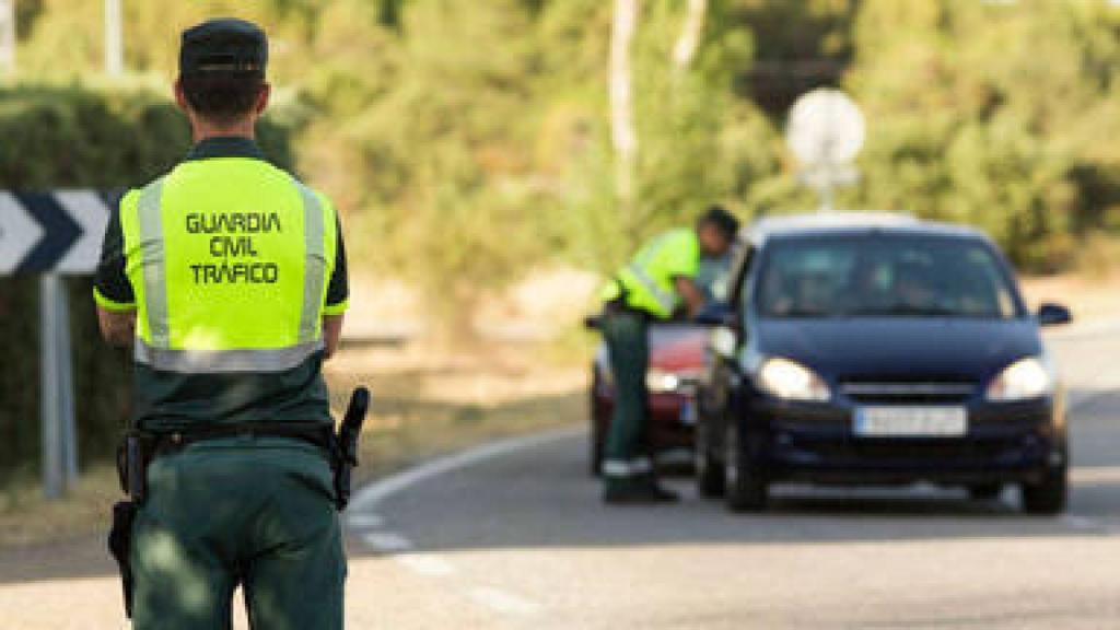 La multa inesperada que puedes recibir simplemente por esperar en tu coche: sanciones de hasta 100 euros