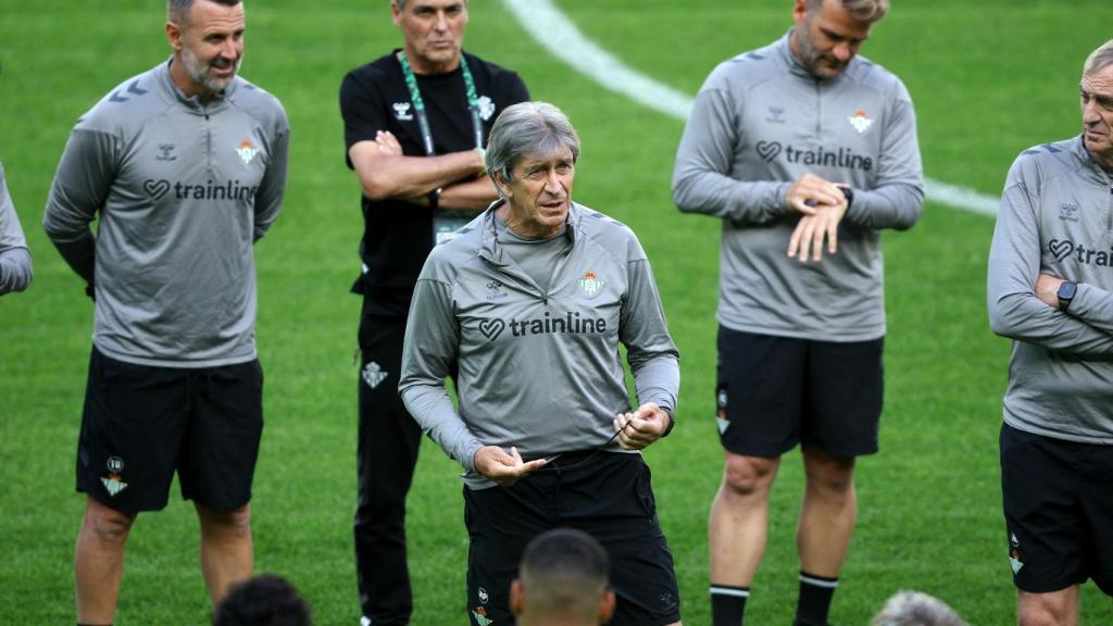 Manuel Pellegrini, en el entrenamiento del Betis antes de la final de la Conference League