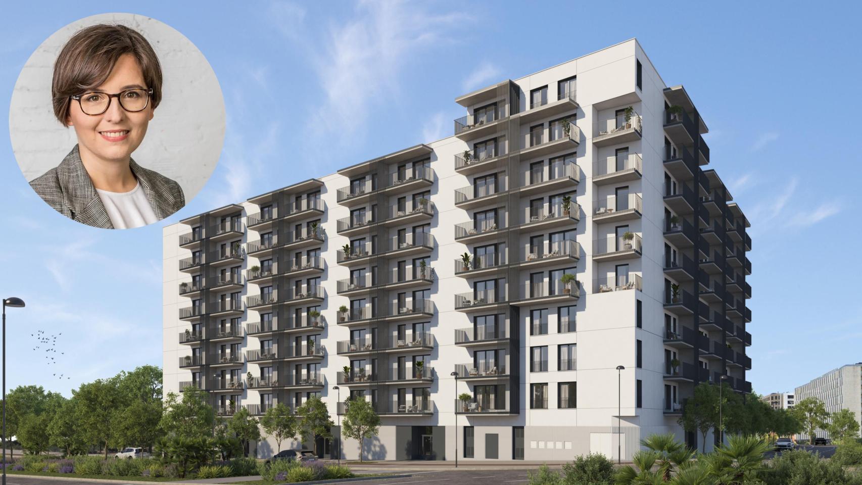 Montaje de Lucia Bravo junto a un edificio.