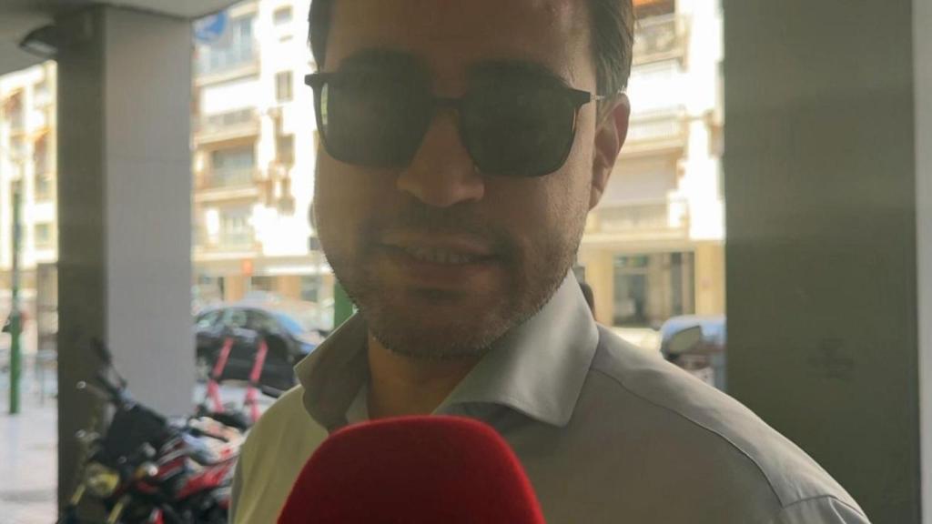 Fernando Velo, abogado de Antonio, atendiendo a la prensa.
