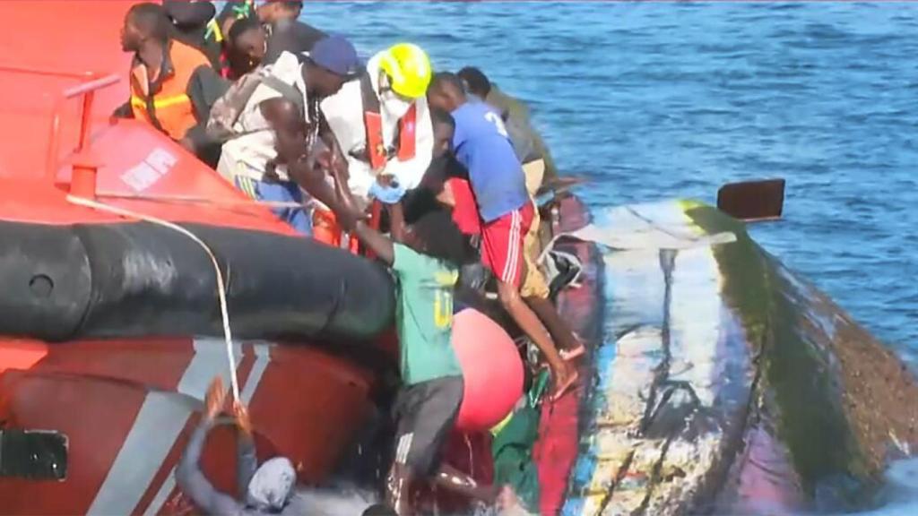 Al menos 7 muertos, 4 mujeres y 3 niñas, tras volcar un cayuco con 160  personas en El Hierro: hay un bebé desaparecido