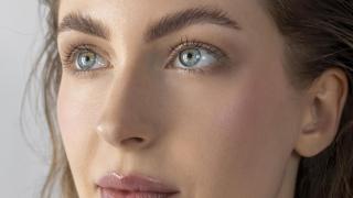 Ni microblading ni laminado: el sencillo truco de experta para unas cejas definidas que rejuvenecen el rostro