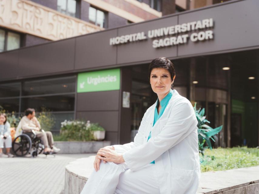 Montserrat Cantero, posando ante el hospital.