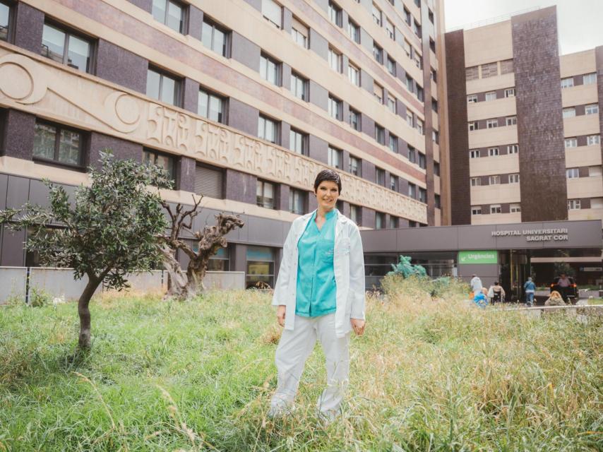 Montserrat Cantero, posa en la puerta del hospital.