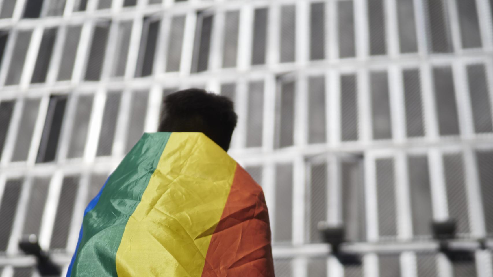 Medio año de cárcel y multa para el ultra que insultó a un joven por ser gay y quemó frente a él una bandera LGTB
