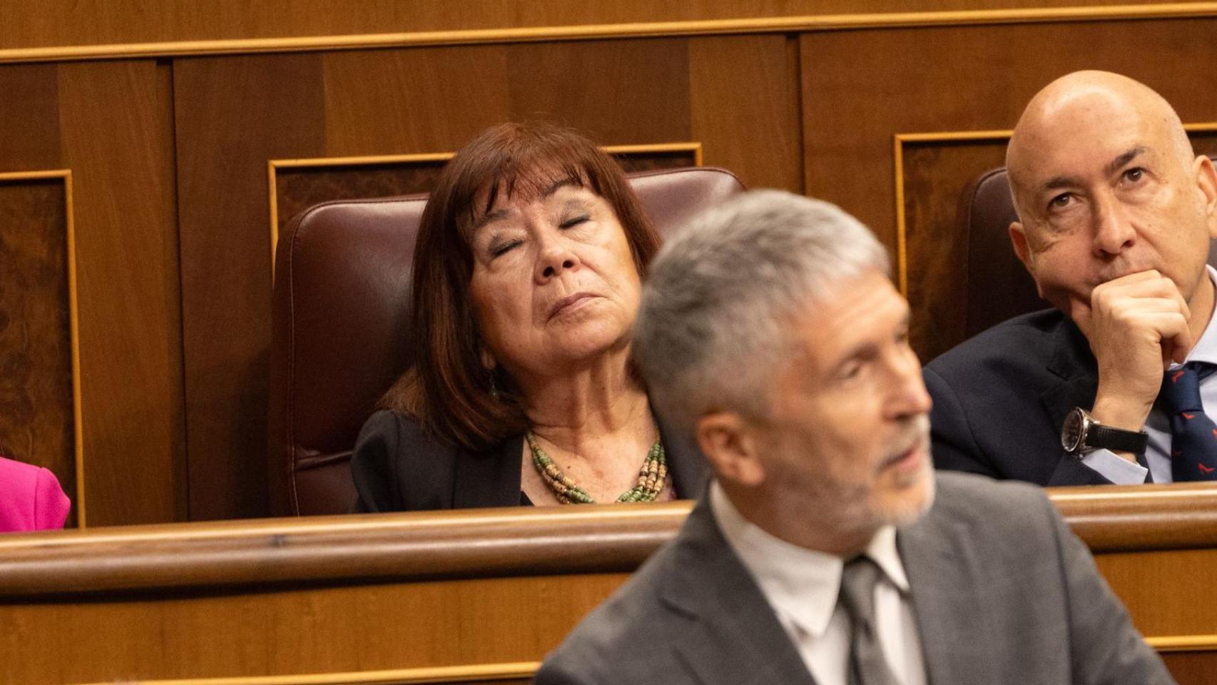 La presidenta del PSOE se queda dormida en su escaño del Congreso durante la sesión de control al Gobierno