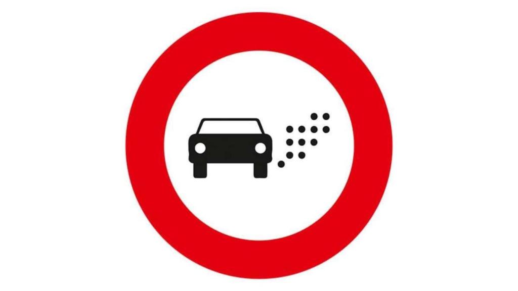 La señal poco conocida en España que prohíbe circular a determinados vehículos: puede suponerte una multa