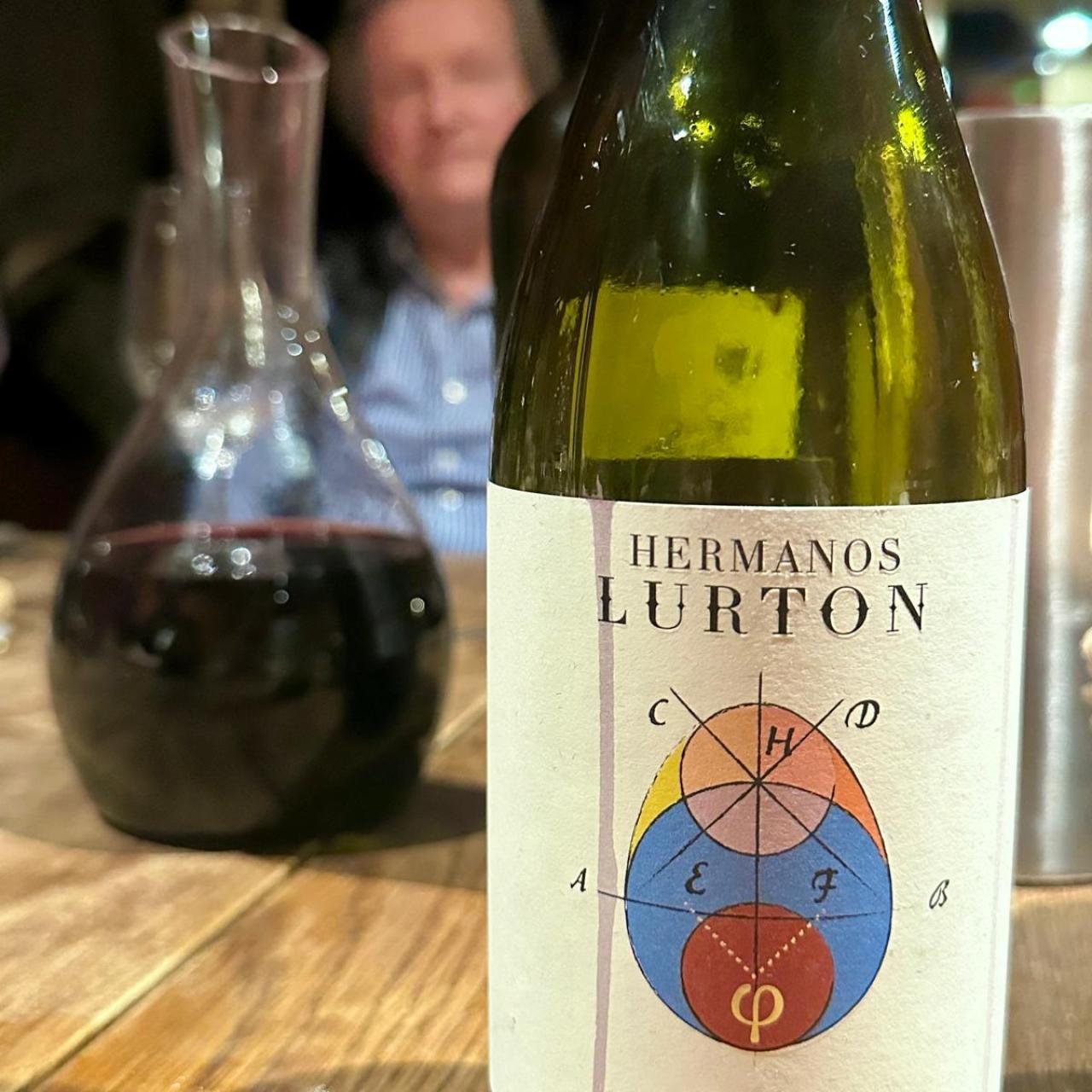 François Lurton tras una botella de su Hermanos Lurton Sin Sulfitos, 100% tempranillo.