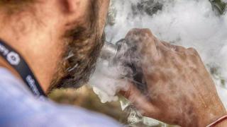Dejar de fumar… fumando más: el vaper no sustituye al tabaco en Sevilla, lo acompaña