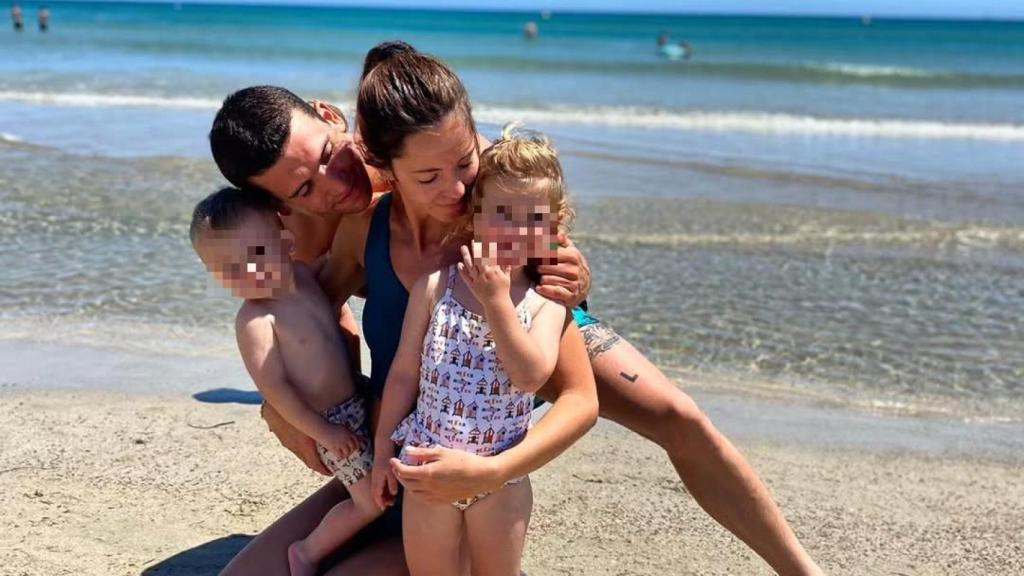 Jaime Lorente y Marta Goenaga a imagen de sus redes sociales con sus hijos.