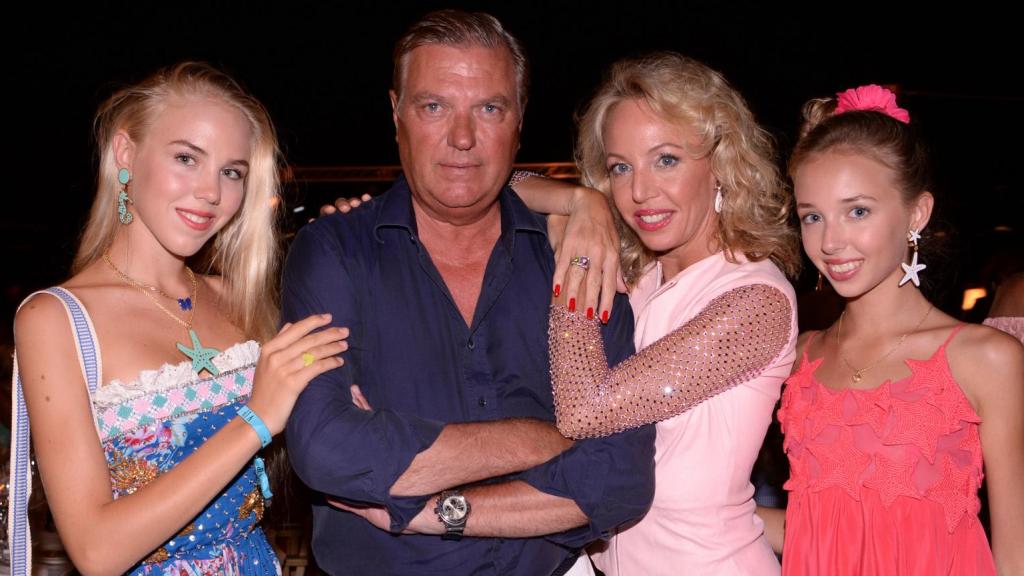 María Carolina de Borbón-Dos Sicilias con sus padres y hermana, en una imagen de archivo.