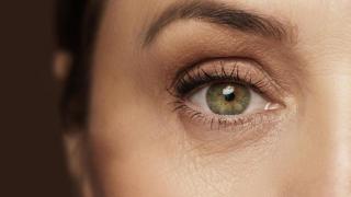 Ojo maquillado de mujer.