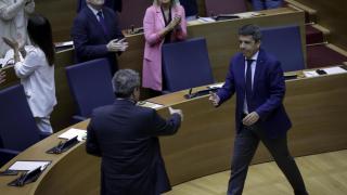José María Llanos y Carlos Mazón se dan la mano en el pleno de Presupuestos de 2025. José Cuéllar / Corts
