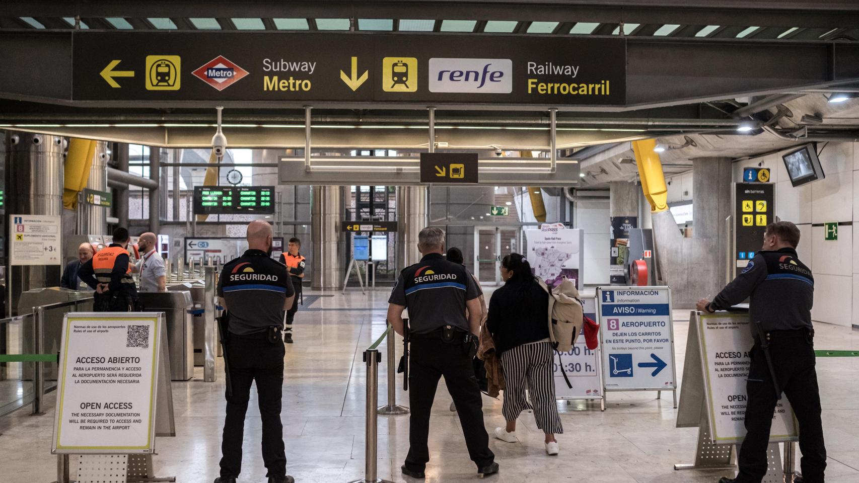 Los controles en Barajas logran desplazar a los indigentes fuera de la terminal tras 15 días:  No podemos ni salir a fumar 