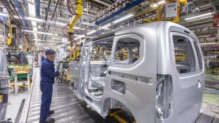 Trabajadores en la factoría de Stellantis en Vigo