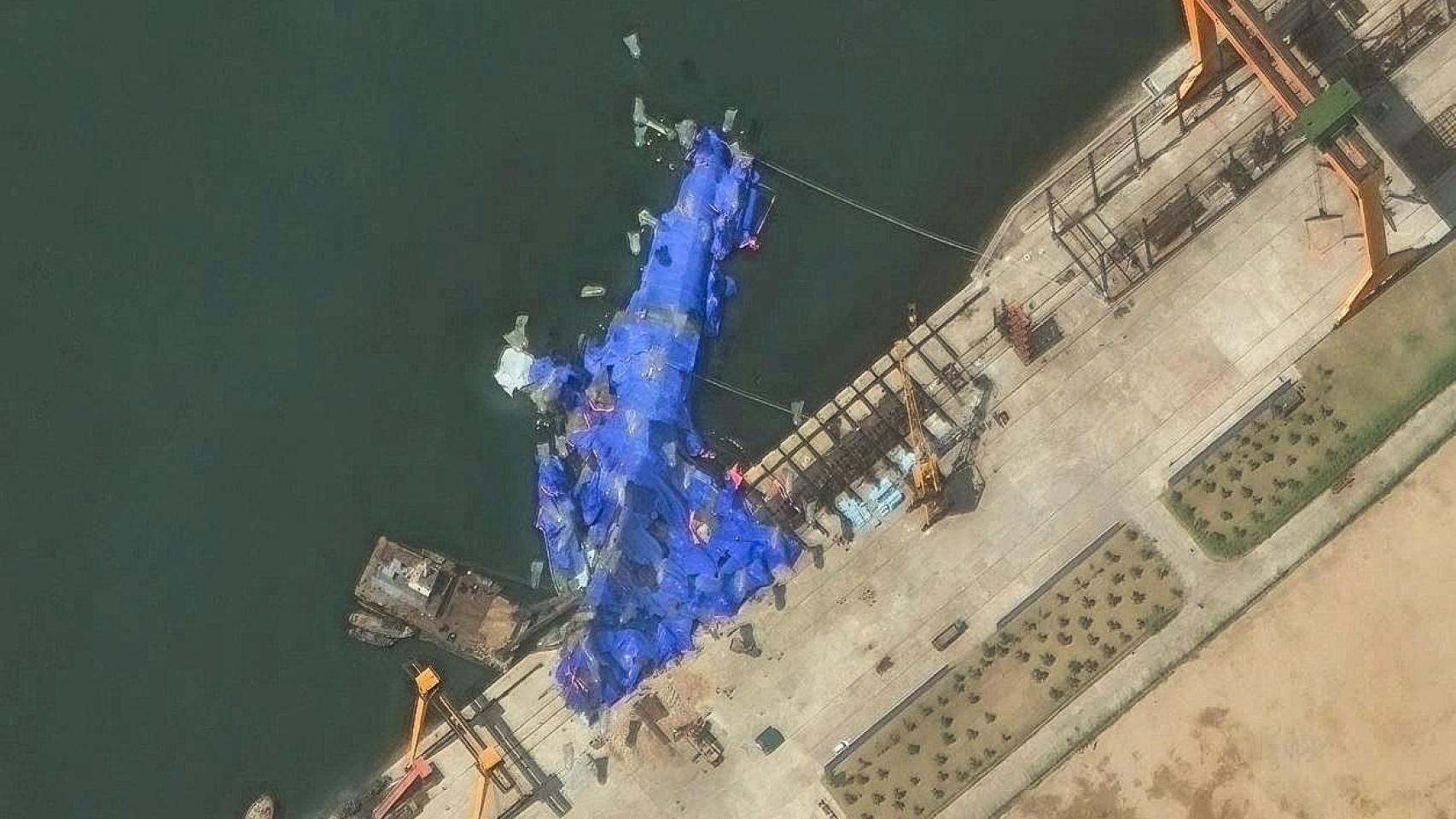 Kim jong-un pone a cientos de trabajadores a tirar de amarras para rescatar su destructor volcado (y su dignidad)