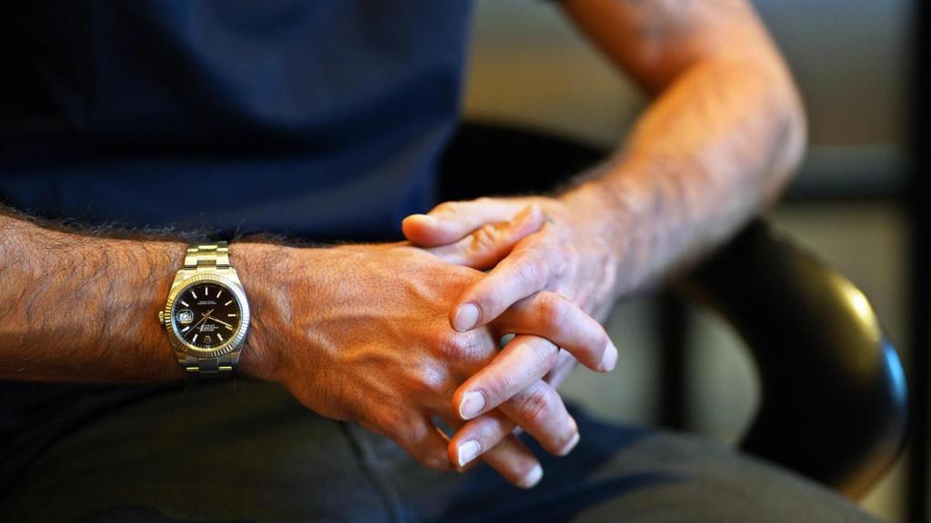 Las manos del maestro le dan la poesía y la precisión.