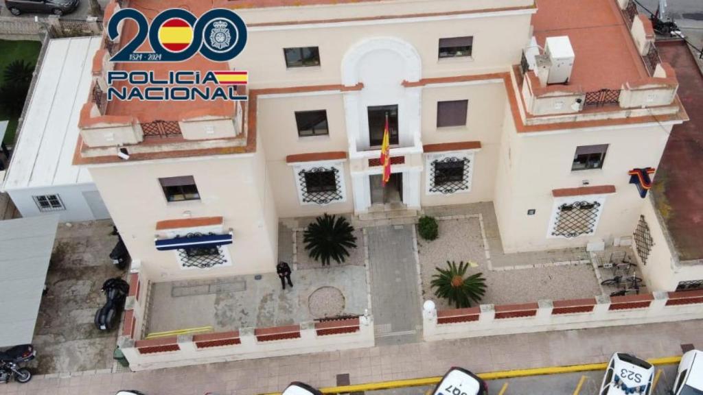 Vista aérea de la comisaría de Dénia, donde se ha detenido al fugitivo.