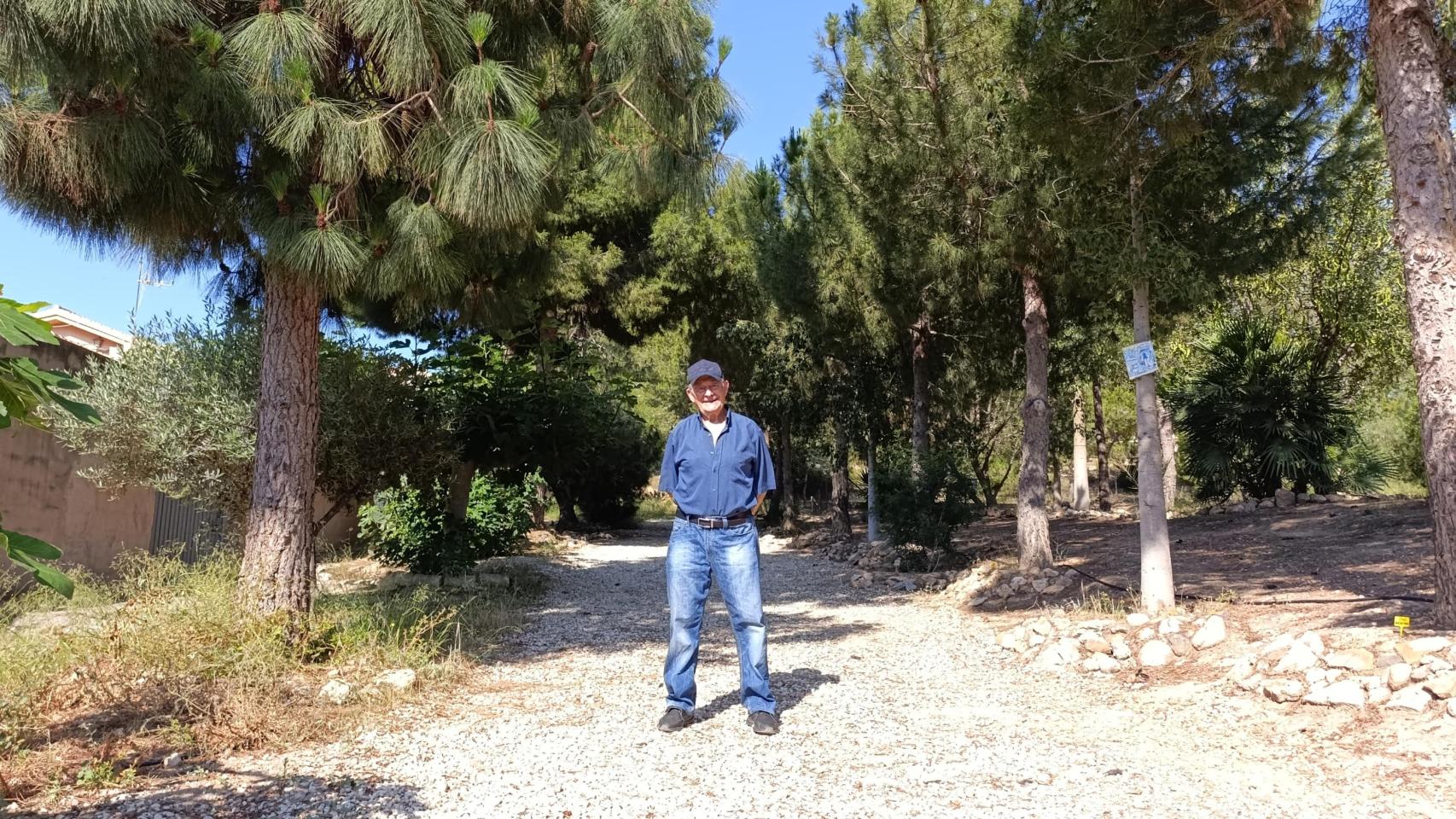 Andrés, el expolicía de 80 años que ha convertido  una antigua escombrera  en un mini bosque en medio de Cartagena