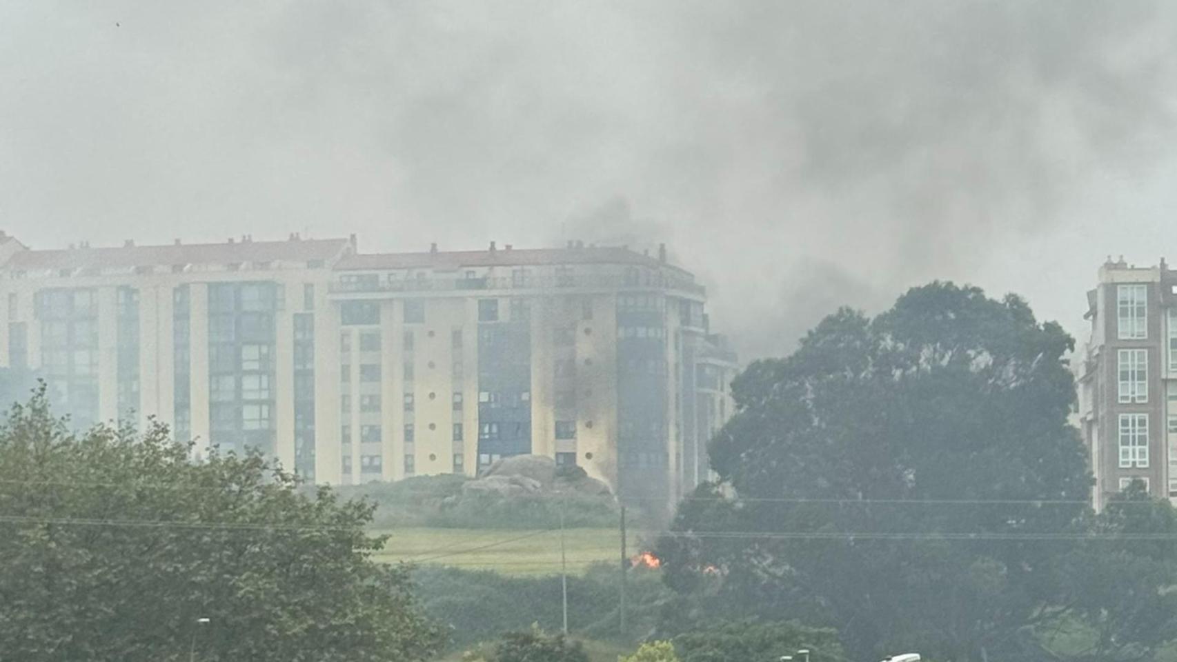 Reactivado parcialmente el incendio de os rosales en a coruña