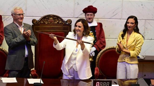 La alcaldesa de Valencia tomando posesión del cargo.