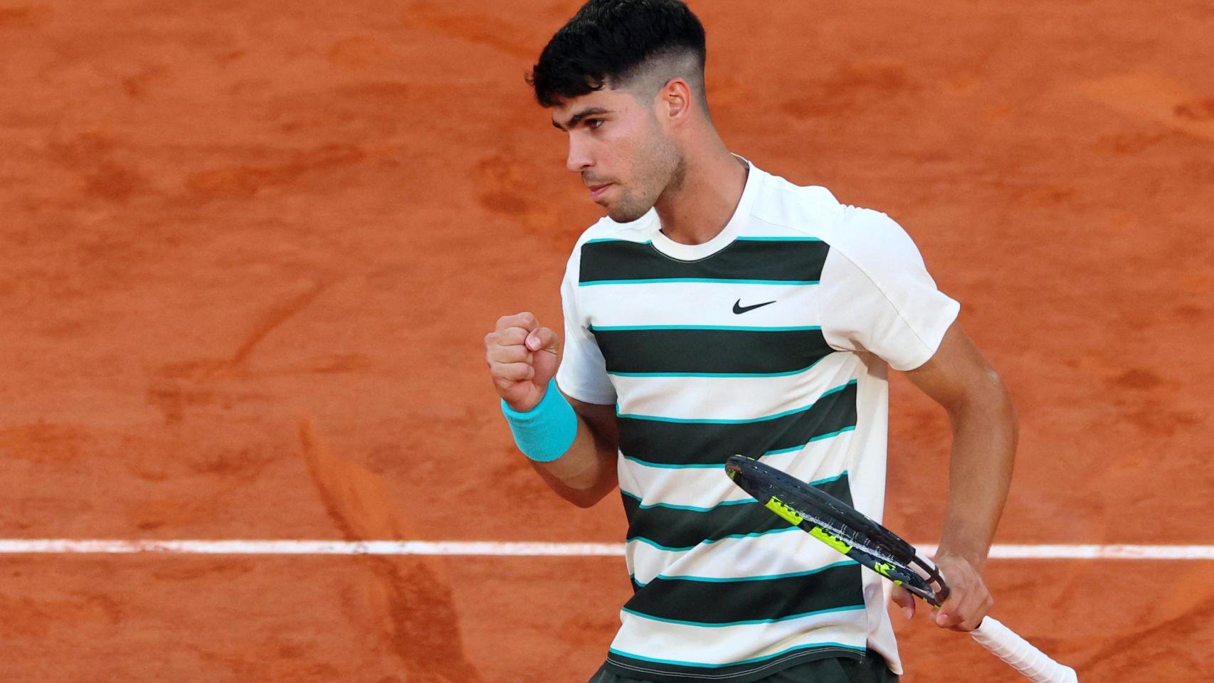 Carlos alcaraz sufre para ganar a un combativo dzumhur y se clasifica para los octavos de final de roland garros