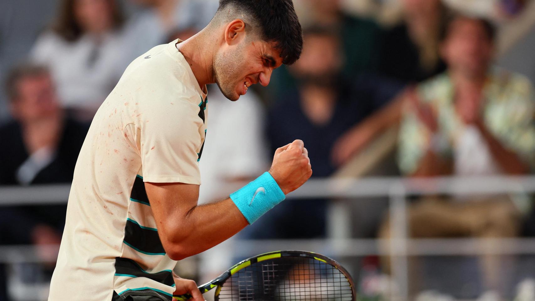 Alcaraz - Dzumhur, Roland Garros: marcador, estadísticas y narración con el murciano clasificado para cuarta ronda